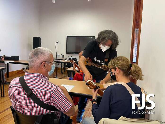 El monitor Misael Jordan con dos de los asistentes al taller/Francisco Javier Santana.